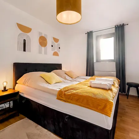 Cosy & Central, 500m From Main Station, Perfect For Work & *