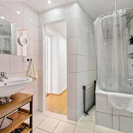 Daire Cosy & Central, 500m From Main Station, Perfect For Work &