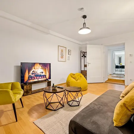 Cosy & Central, 500m From Main Station, Perfect For Work & Apartment *