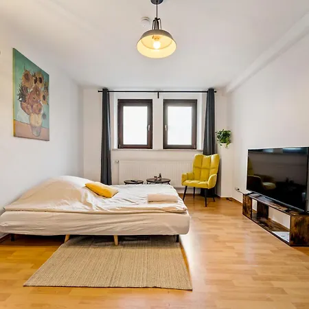 Cosy & Central, 500m From Main Station, Perfect For Work &