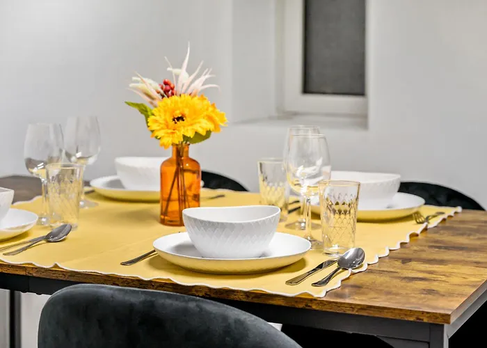 아파트 Cosy & Central, 500m From Main Station, Perfect For Work & *