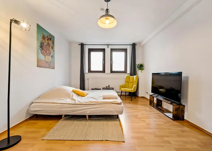 Cosy & Central, 500m From Main Station, Perfect For Work &